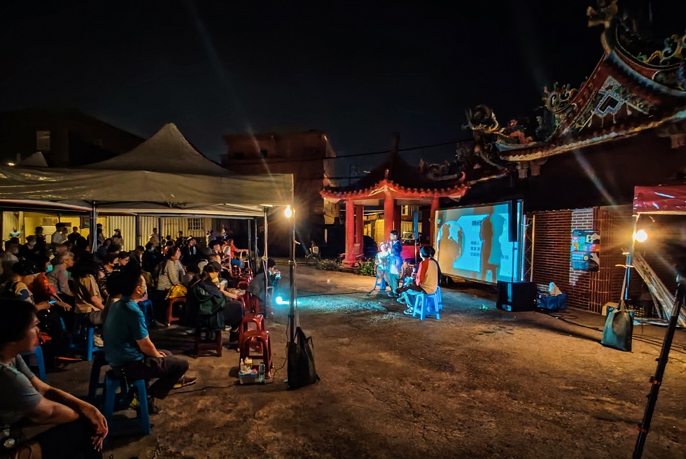 「桃仔園電影趴」大園場露天放映，短片《乙方及其後》記錄不斷搬家的家庭影像，來到幾乎要成空城的大園區，成為奇特的對照。同樣是「不得不」的感受，探討關於「離開」與「道別」的經驗如何面對及訴說。（攝影／何睦芸）