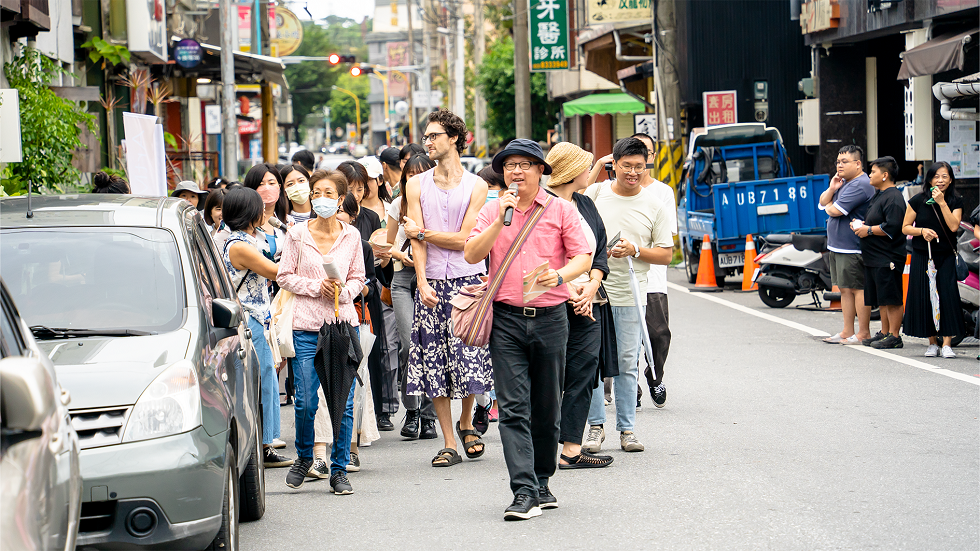 「ArtMeGo」活動中，由好地下藝術總監田名璋領路，帶觀眾們走入街區，與藝術和在地故事相遇。（攝影／余侑侖）