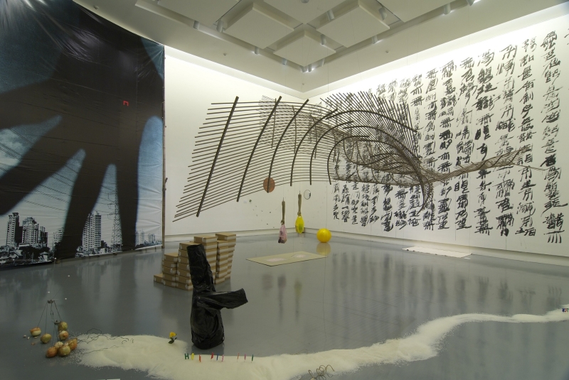 新樂園十週年特展「永恆的成人遊戲工廠」，於關渡美術館，2008。（攝影／吳欣穎）