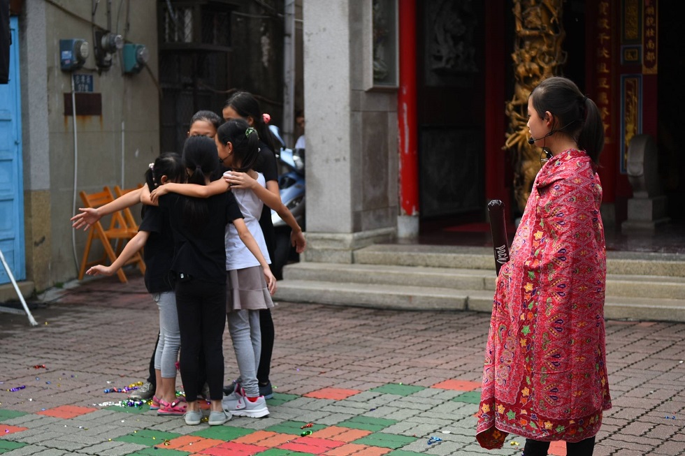 女孩們於「媽祖樓故事節」中演出《后羿射日》。