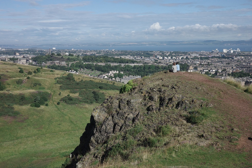 從「亞瑟王寶座」（Arthur's Seat）山上遠眺愛丁堡。