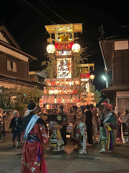 燈籠祭典裡居民們扛起的巨大燈籠。