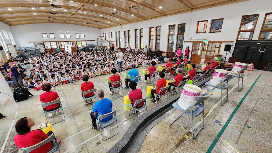 長輩們於旗山國小的校園音樂會中登場。