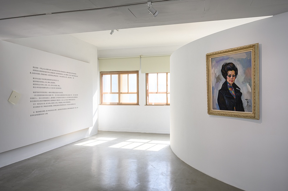 「陳美玲」展入口，左側為高博倫為此展所書寫的短篇小說《黑麻雀》（取代策展論述），右側為席德進首次曝光的畫作《謝淑錦（謝蕓庄）》。（有章藝術博物館提供，攝影／ANPIS FOTO王世邦）