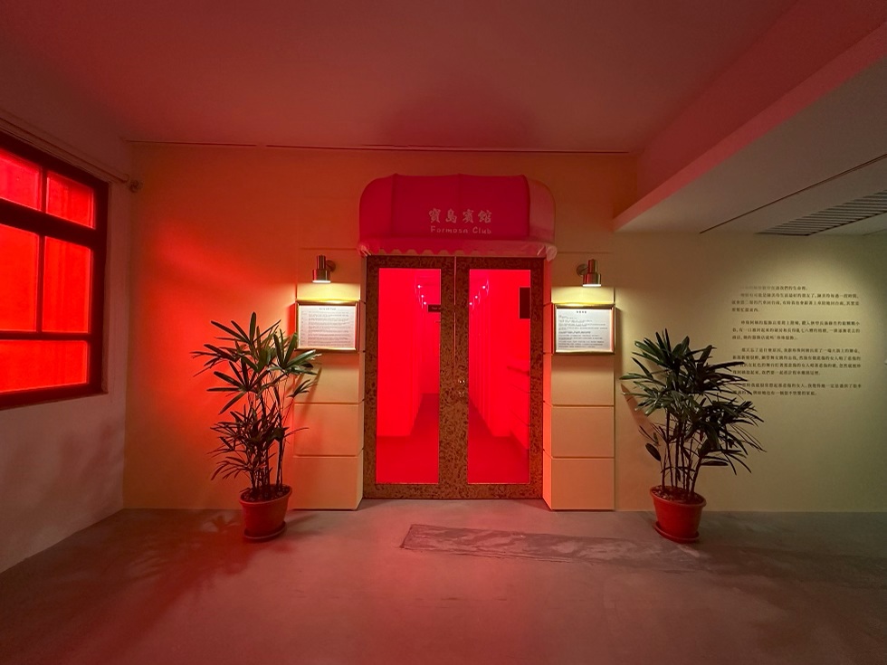 吳瑪悧於1998台北雙年展為回應公娼議題所作的《寶島賓館》，建構了一個將觀眾拒於門外的場域。（攝影／王欣翮）