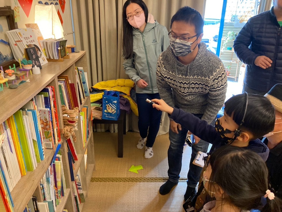 事前做了許多練習的小小導覽員，正式上場為參觀民眾導覽「有光」空間裡的故事。（故事裡有光提供）