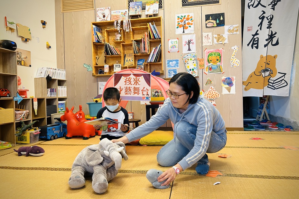 「孩來才藝舞台」鼓勵小朋友們登台分享繪本，圖為親子合作演出。