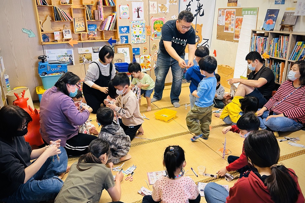 「叭叭玩聚隊」邀請爸爸們結合個人興趣或專長，陪伴孩子們遊戲。