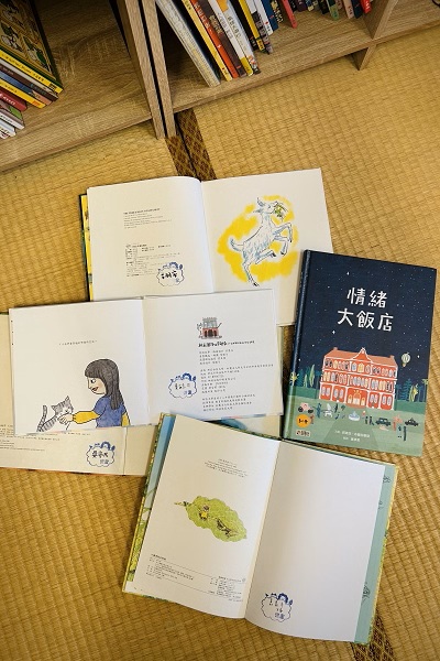 受捐的書裡蓋有捐書章，提醒小朋友們這是他人的給予，要好好愛惜。