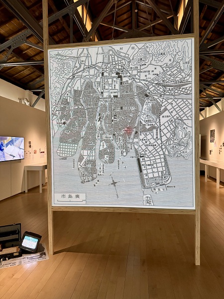 「義方」展入口的1930年代廣島市地圖投影，紅色光點處為林義方當時就讀的廣島高等師範學校。