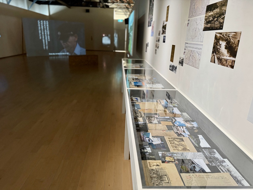 不同於人物紀念館常見的影片與資料展示手法，「義方」更像是一個在說話的個體，讓觀眾如同走入展覽的腔體中，感受它在表達自己。