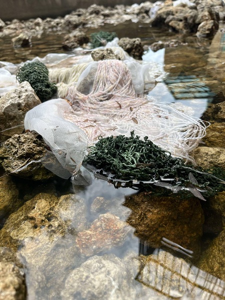 《世界上的水一點都不會減少》中，孫佳暄從水道尋訪經驗中發展出的編織裝置。（攝影／孫佳暄）