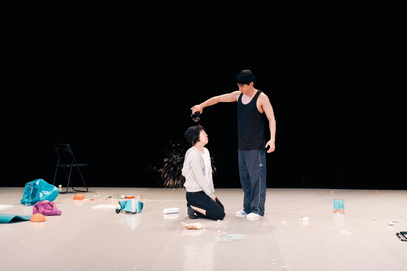 創作社劇團CS監製作品4號《＃》（劇本原名《現世寓言》），水源劇場，2016。（攝影／陳藝堂，圖片來源／國藝會補助成果檔案庫）