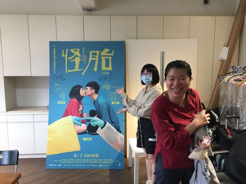 前方瞇眼逃跑者為魏于嘉，後方乖乖站立者為本文作者陳巧蓉，攝於兩人共同擔任瘋戲樂工作室音樂劇《怪胎》編劇期間。（攝影／王希文）