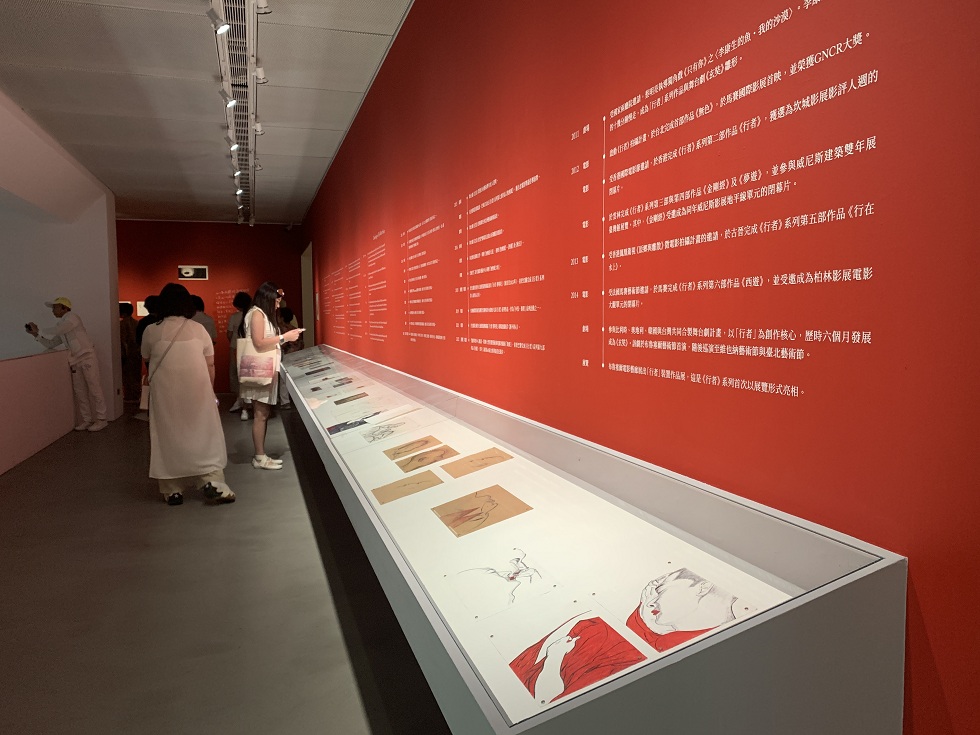 「行者紅」貫串了看似極簡、實則充滿細節的展場。（攝影／吳玗倩）