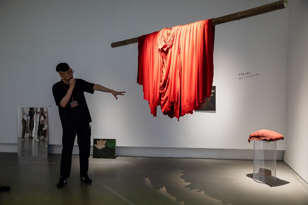 「行者十步」展一隅，策展人孫松榮導覽中。（攝影／呂國瑋）