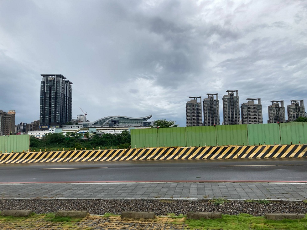 與此地隔著新店溪對望的是捷運小碧潭站和城市中紛起的高樓。