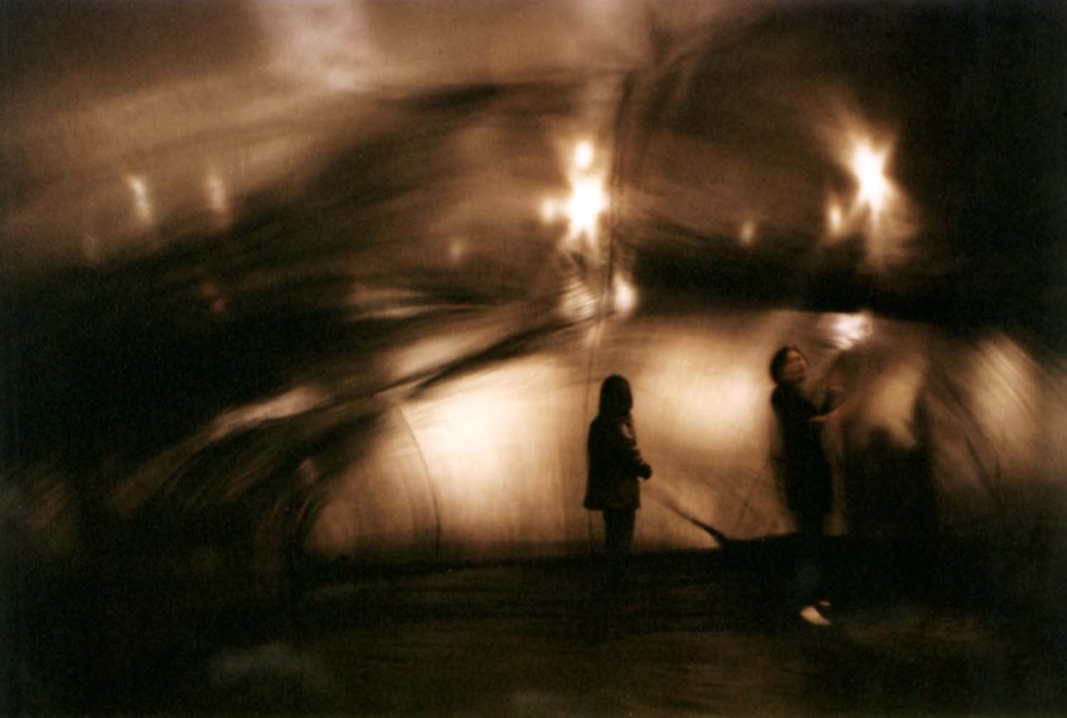 在作品《No. 26》裡，觀眾既可於氣囊外部遊走，亦可走進氣囊內部的空間。