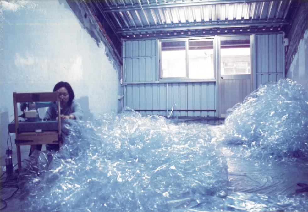 王德瑜借用新樂園空間（遼寧街時期）製作作品《No. 27》，協助其車縫作品的是學妹梁淑玲，當時也是新樂園行政。 