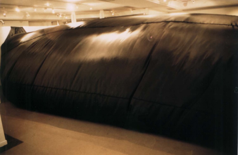 在帝門藝術中心展出的《No. 26》，王德瑜進一步嘗試製作可以充滿整個空間且騰空的氣囊。