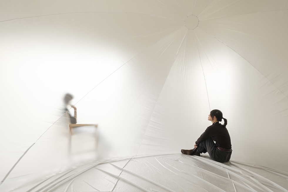 王德瑜2025年於八里的ss space space發表個展「No. 108」。觀眾可坐在附有輪子的椅上，於展場中自在滑動；也可探索氣囊的內部。