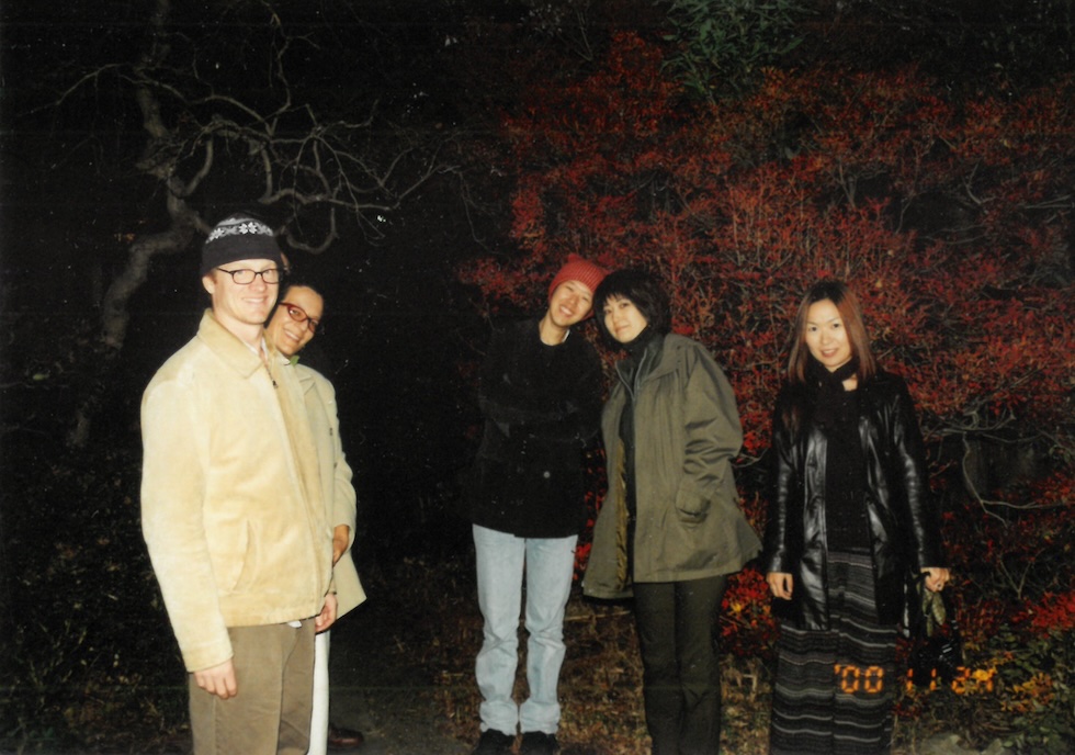 王德瑜2000年獲得ACC補助前往日本駐村，這個經驗對其創作之路影響深刻。圖為王德瑜（正中戴紅帽者）與其他駐村藝術家的合影。