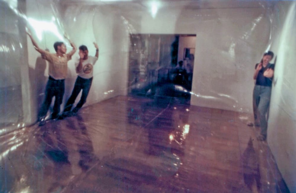 《No. 27》使用的材料是塑膠布，在完全阻絕空氣的情況下，被夾在塑膠布與牆面之間的觀眾，會有強烈的身體壓迫感。（伊通公園提供） 