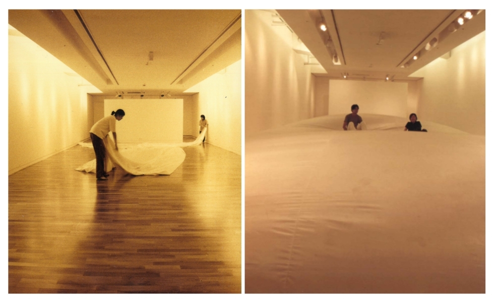 左：1996年受誠品畫廊開幕活動委託，王德瑜首次嘗試了延續至今的氣囊式空間裝置，圖為作品《No. 25》佈展現場。右：裝置完成的《No. 25》。