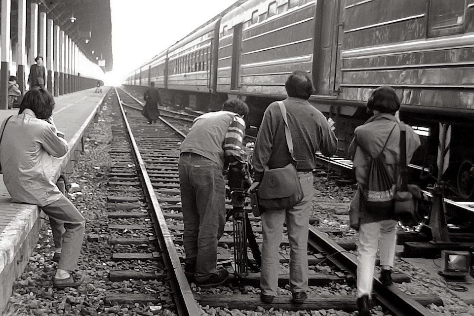 1993年拍攝「作家身影系列一：中國五四文學作家」時的工作照，於南京車站拍攝《背影匆匆——朱自清》。（攝影／陳宏毅）