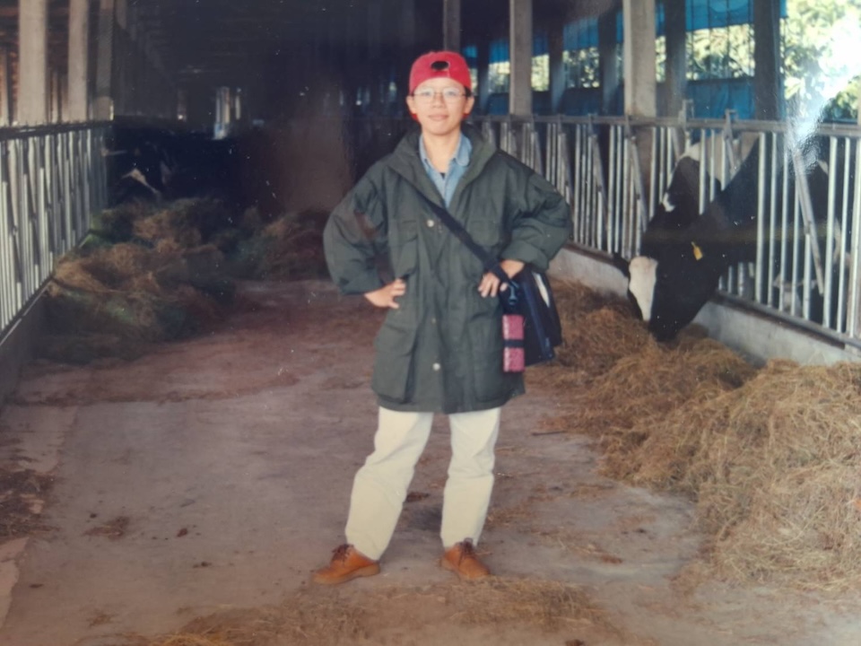 為收集「12生肖系列」寫作素材,張友漁前往拜訪牧場。