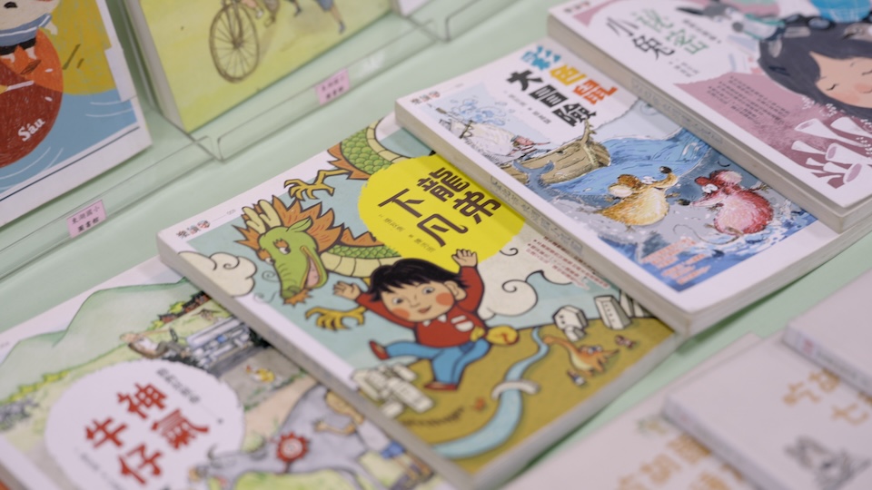 為了創作第一套長篇童話故事「12生肖系列」,張友漁走訪全台許多地方,過程中也收集到許多成為未來作品題材的故事。