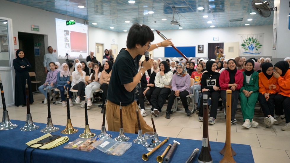 至滿納海國際學校與流離失所的敘利亞學生分享音樂。