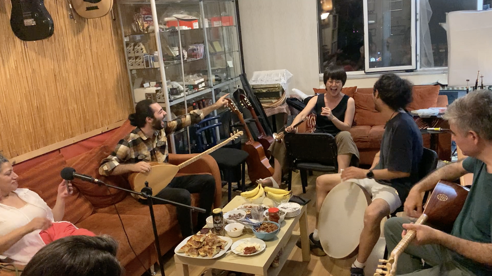 茶餘飯後與來自各國的音樂家玩即興音樂。