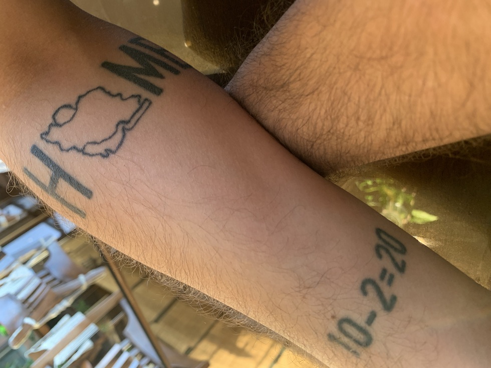 在青年旅館遇到的伊朗學生，手臂上的刺青載負著過往經歷。