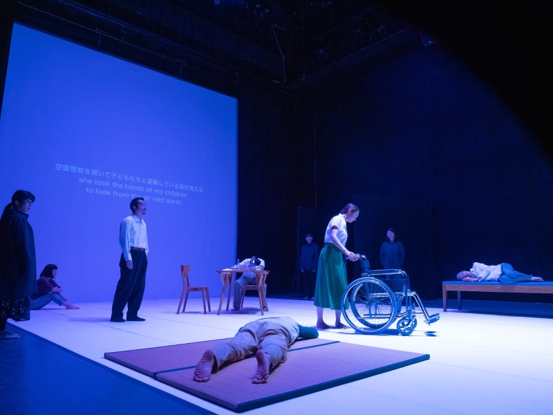 莎妹劇團與日本的連結一直持續至今。圖為與「第七劇場」合作之「交換手札計畫」三部曲《珈琲時光》，於金澤21世紀美術館演出，2019。（攝影／松原豊）