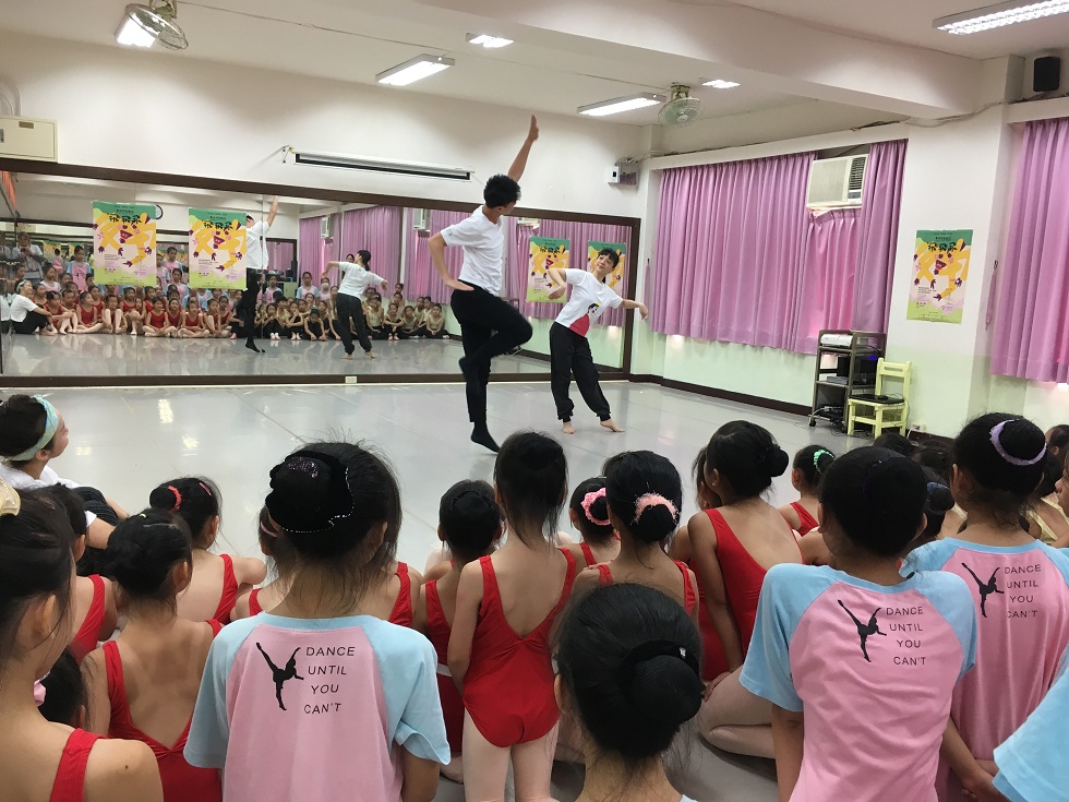 2018年伴隨「史派德奇遇記之《飛飛飛》」演出，於埔墘國小進行校園推廣講座。