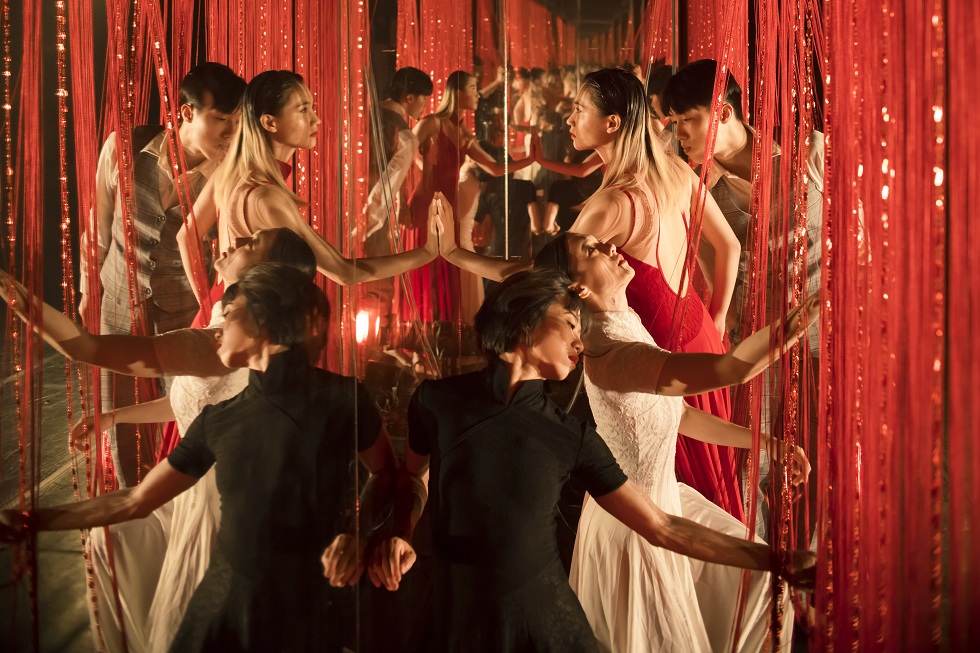 與編舞家鄭伊雯合作之《紅與白》Zoom in版（2020），是由張愛玲小說《紅玫瑰與白玫瑰》改編而來。