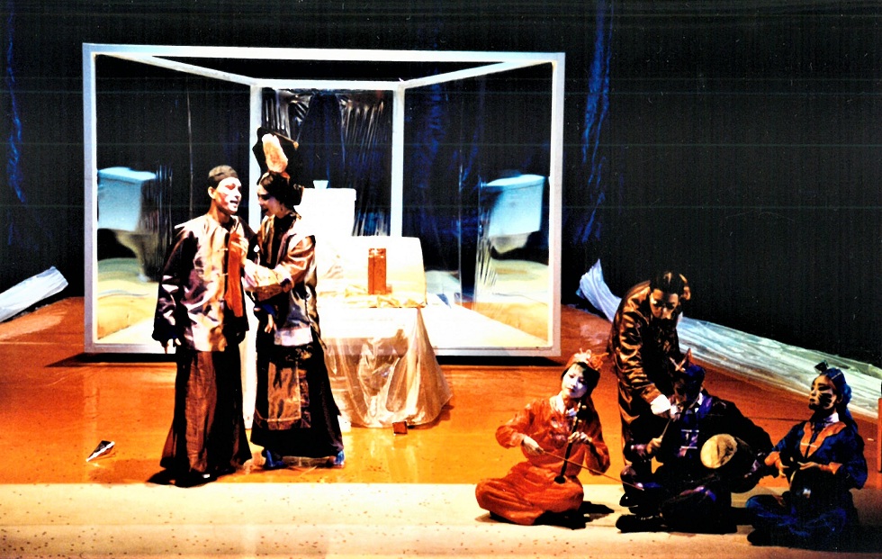 《超時空封神榜》以一對男女穿梭時空來呈現歷史的轉變，編舞家彭錦耀並親自扮演多位居處權力核心的「女主角」。