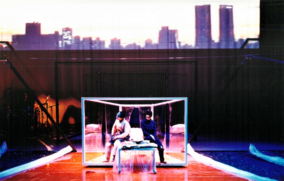 這齣瘋狂的大作，有著用大片泥土打造的複雜場景。穿越古今的故事，結束在敦化南路林蔭大道上的夕陽投影裡。