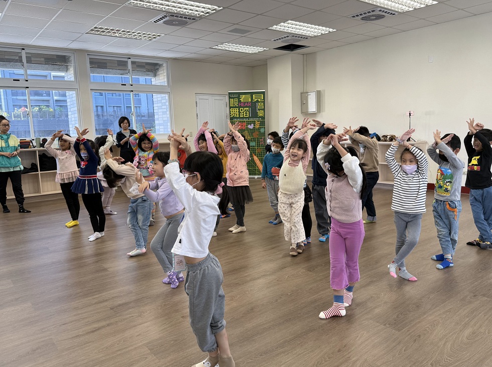 與新竹嘉豐國小合作結合舞蹈與音樂的課程，帶小朋友們一起「聽見舞蹈，看見音樂」。