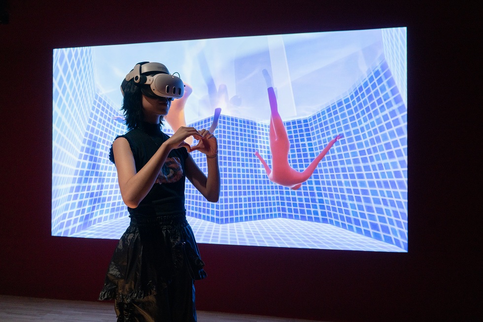 「CURIOSKI好奇機」的VR作品《意識移居必須的手部配件》，運用手部動作進行遊歷。（李佳霖提供，攝影／林玟伶）