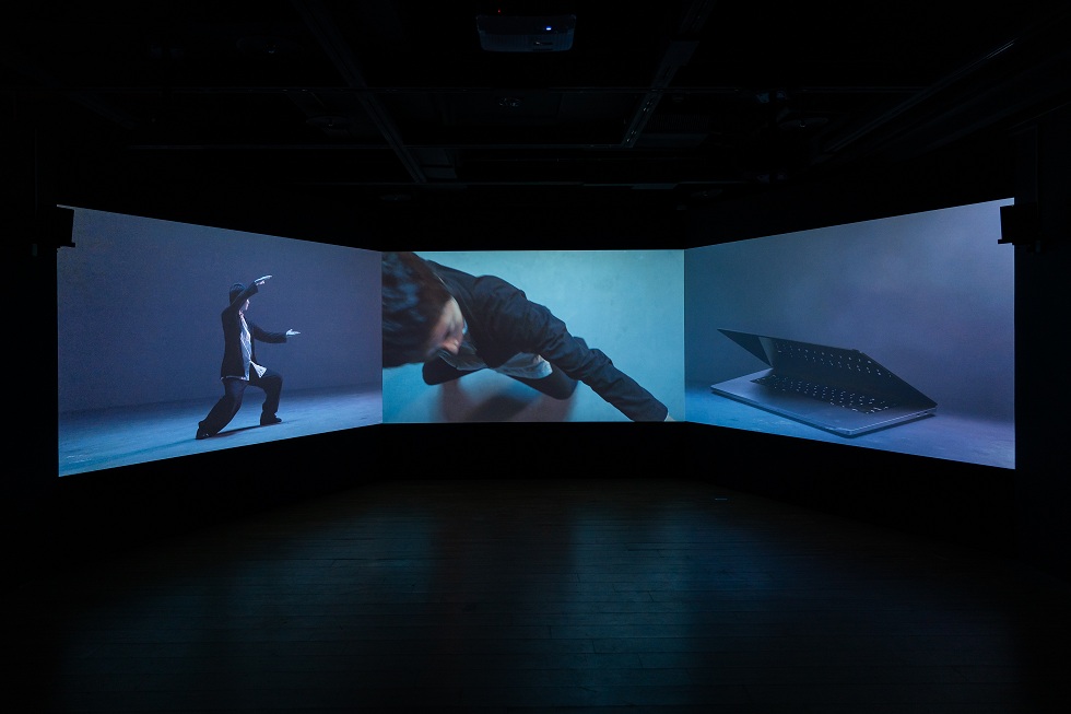 林亭君模仿科技產品的姿態和移動，發展出「3C形意拳」系列。新作《3C形意拳：對練》嘗試與其對象物有更多的互動。（李佳霖提供，攝影／林玟伶）