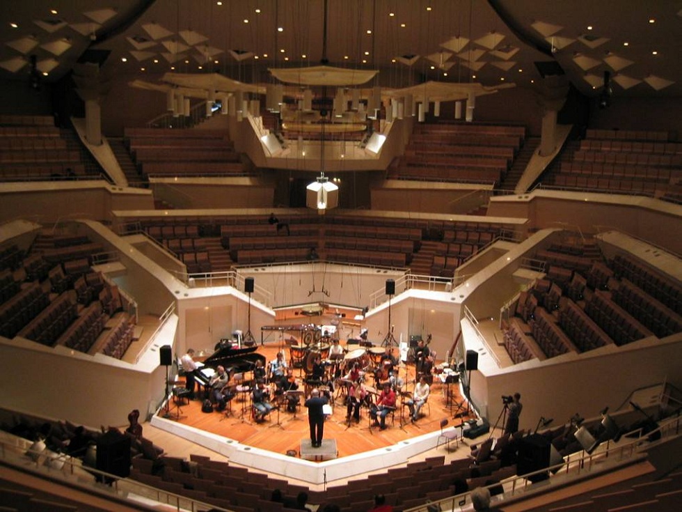 2004年潘皇龍與采風樂坊赴歐發表作品,於柏林愛樂音樂廳排練。