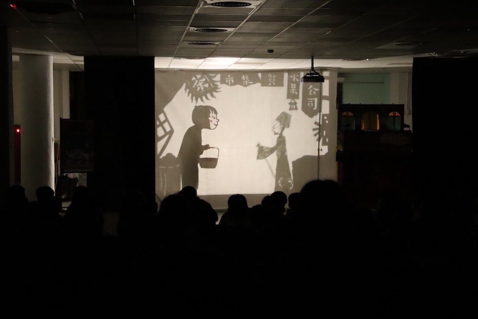 兒童友趣劇場《判官審石頭》（2023）校園演出。該劇融合傳統皮影與現代光影手法，生動再現民間故事，透過判官機智破案啟發孩子的觀察力與正義感。