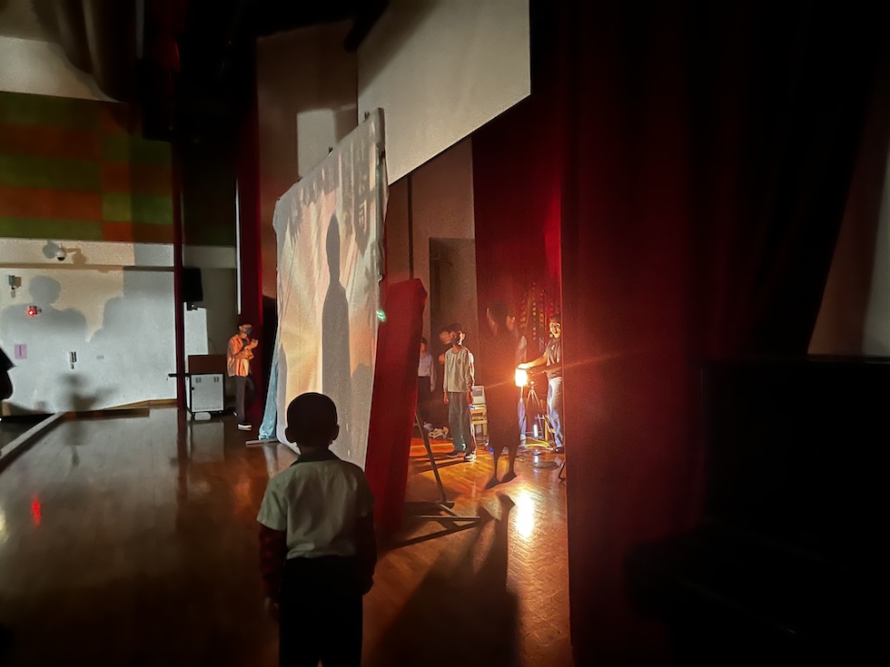 《水鬼當城隍》（2024）校園演出中，孩童穿梭於光影間探索。
