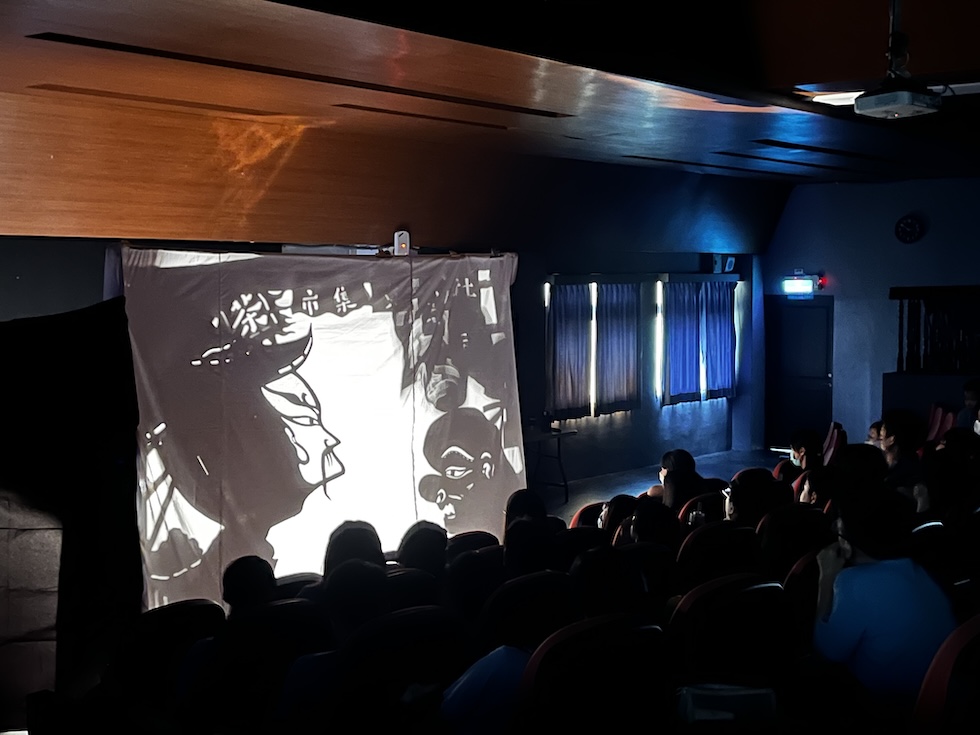 兒童友趣劇場《水鬼當城隍》（2024）校園演出。該劇以皮影結合光影戲演繹台灣民間傳說，描繪水鬼因善念三度放棄抓替身而獲閻羅王嘉許升任城隍，彰顯善良終能獲得回報的人生哲理。