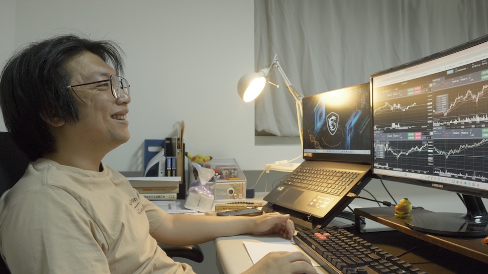 俊奇進行打單練習,模擬操作如何買賣金融商品。(2024年6月27日拍攝)