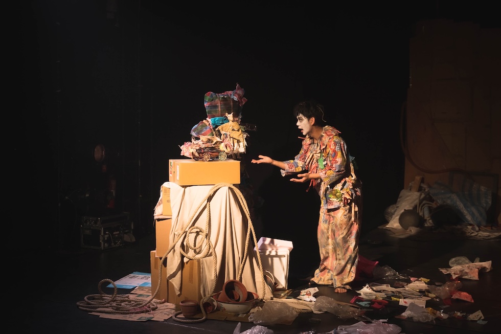 《尋找一個屬於我們的島》（2023）以人偶共演，將西方經典《唐吉訶德》與台灣民間故事《老鼠娶親》交織成港邊的流浪詩篇。故事描繪一名推著手推車、以拾荒維生的無家可歸者，在漂泊中尋覓一處安身立命之地。