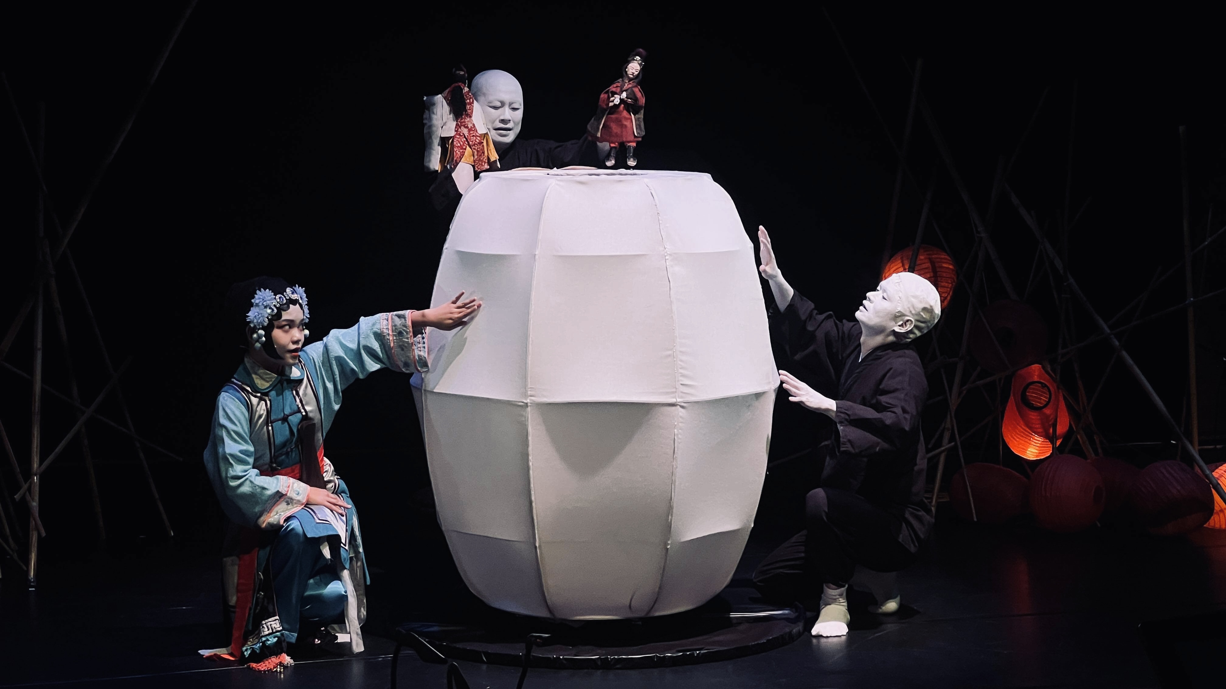 台日志怪偶戲《牡丹燈籠》（2025）攜手日本偶師金川量，將布袋戲、梨園戲、南管琵琶與日本能樂伴奏融為一體，構築充滿東方志怪氛圍的舞台，展現「新古典掌中劇」的獨特風貌。