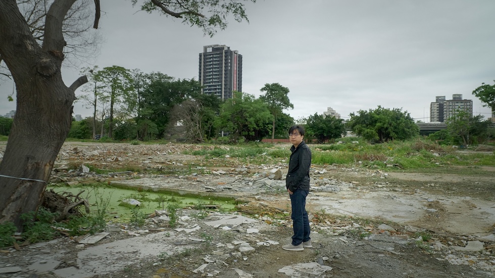 俊奇來到了被拆遷後的塭仔圳，過去曾有一間參與反迫遷連線的工廠座落於此。（2022年3月31日拍攝）